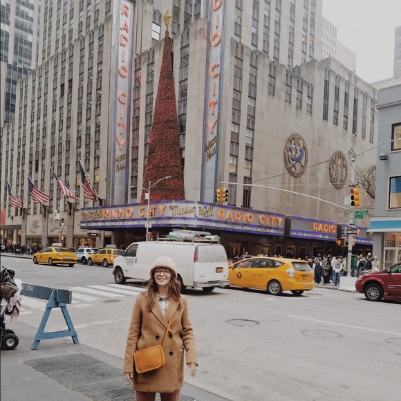 Meet your Posher, Layne 🌿 - Picture 3 of 5